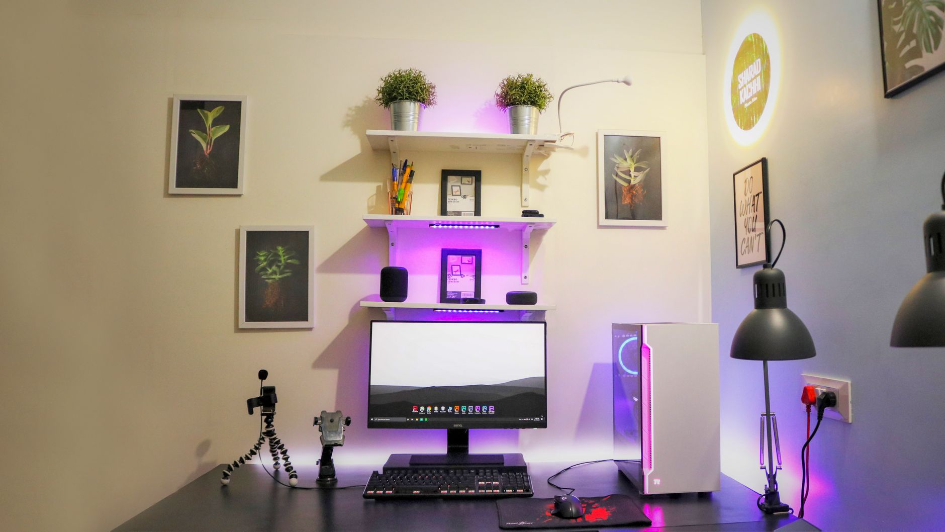 Unlock Peak Performance: The Best Mechanical Keyboards for 2026 9 A clean, minimalist desk setup featuring a mechanical keyboard.