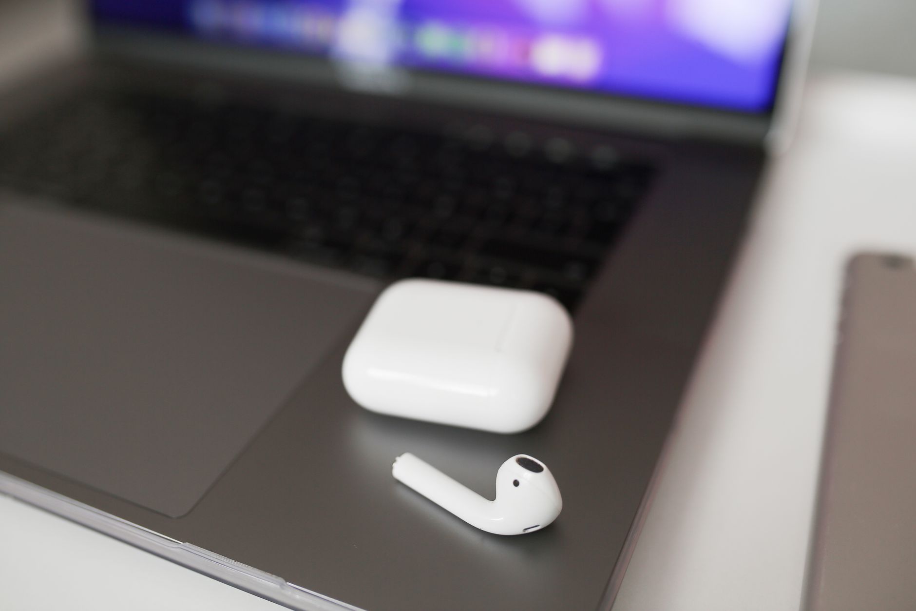 Best Wireless Earbuds for 2026: Your Ultimate Audio Upgrade 2 Person enjoying music with best wireless earbuds