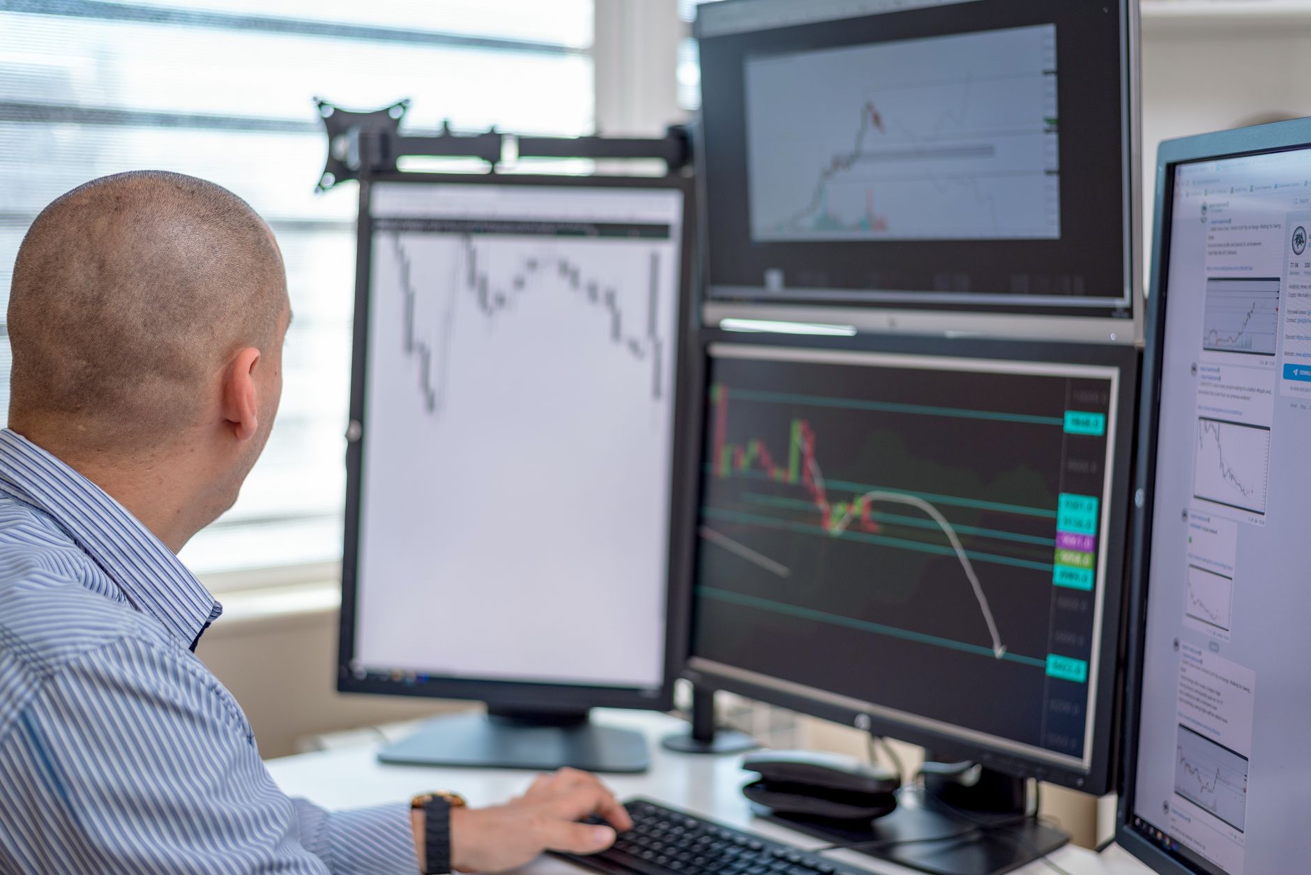 Power Up Your Productivity: Best USB-C Hubs for Laptops in 2026 3 A professional workstation with multiple monitors connected via a docking station.