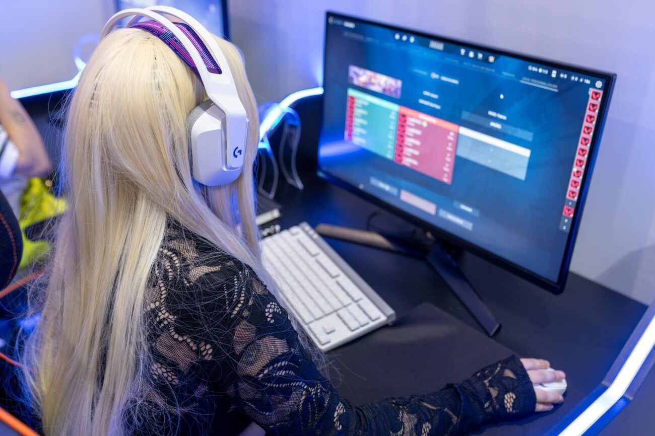 Elevate Your Broadcast: The Best 4K Webcams for Streaming in 2026 1 A professional streaming setup featuring one of the best 4K webcams for streaming.