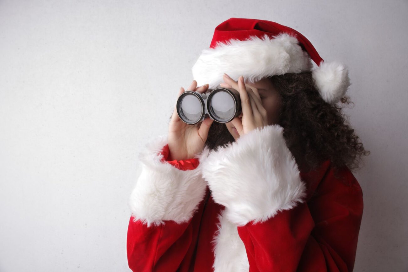Zoom In on Perfection: The Best Binoculars for 2026 Revealed 1 A person using best binoculars to view distant wildlife in a natural setting.