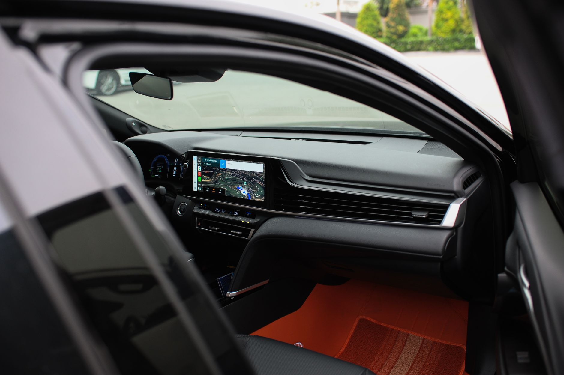 Drive Smarter, Drive Safer: Best Dash Cams for 2026 Reviewed 9 Modern car interior showing various tech gadgets, including a dash cam, integrated into the dashboard.