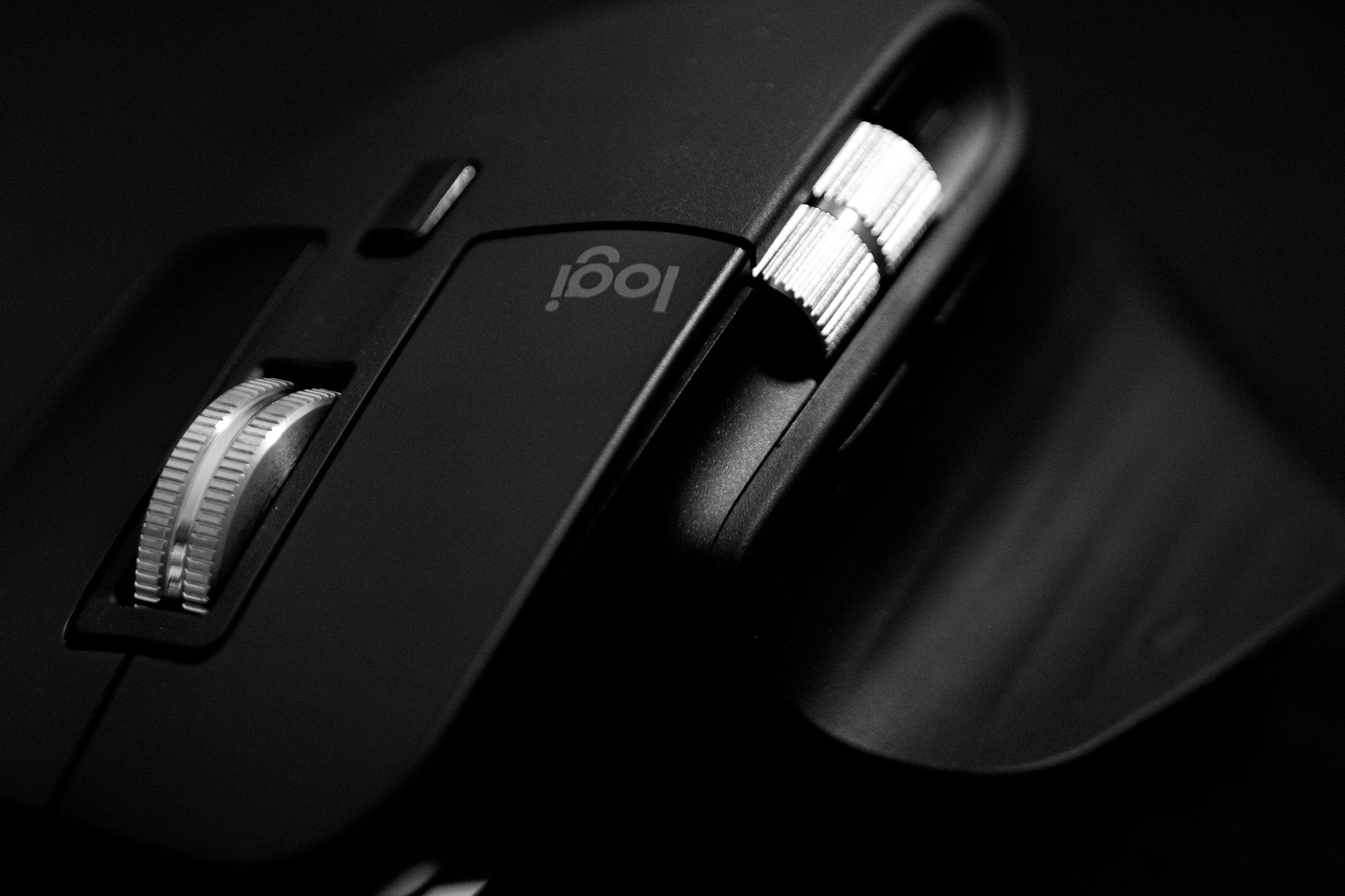Dominate the Arena: Best Gaming Mice for 2026 2 A close-up of a high-performance best gaming mice on a mouse pad with RGB lighting.