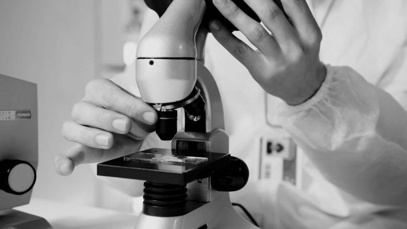 The Best Microscopes for 2026: Top Picks for Every Budget 1 A researcher adjusting one of the best microscopes in a modern laboratory setting