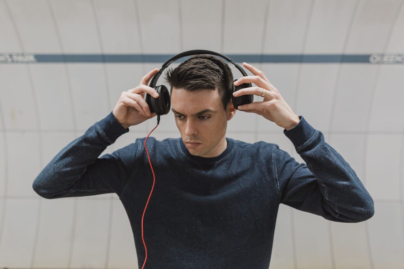 Tune Out the World: Best Noise Cancelling Headphones for 2026 1 Woman enjoying music with the best noise cancelling headphones on a plane