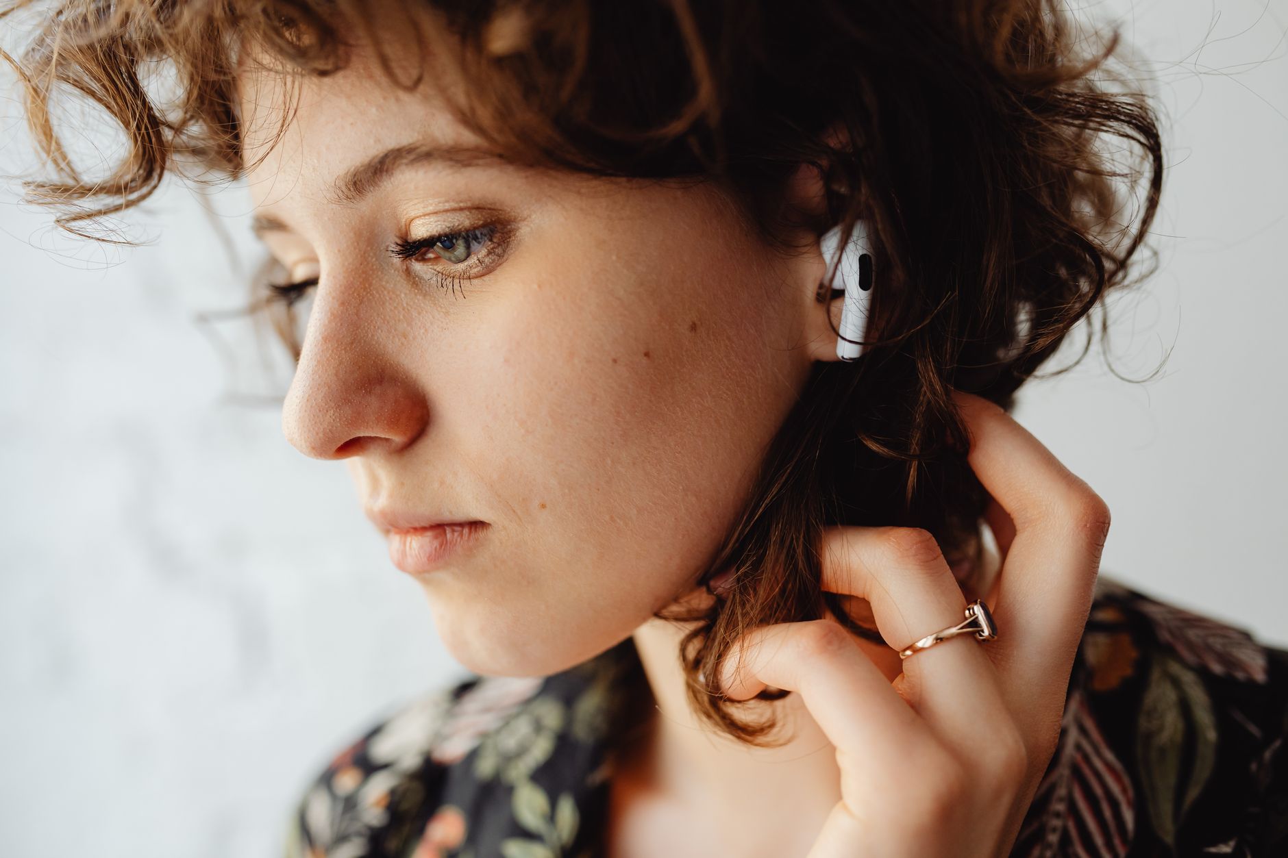 Unlock Your Potential: Best Smart Rings for 2026 Revealed 2 A person wearing a sleek best smart rings on their finger, showcasing its subtle design and advanced technology.
