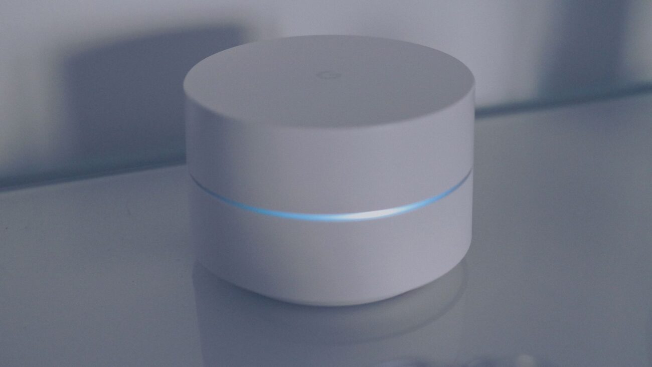 Unlock Hyper-Speed: Best Wi-Fi 7 Routers for 2026 1 A sleek modern home with the best Wi-fi 7 routers providing seamless connectivity.