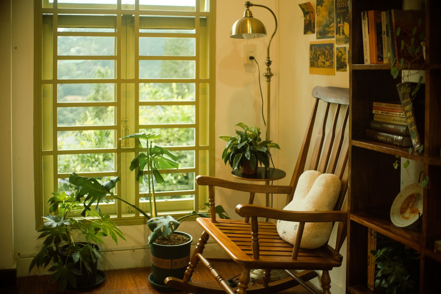 The Best E-Readers for 2026: Your Ultimate Digital Reading Guide 9 A comfortable and inviting reading nook with an e-reader resting on a table.