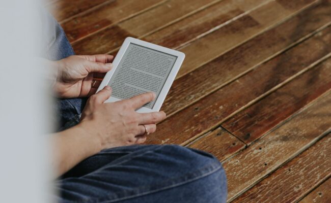 The Best E-Readers for 2026: Your Ultimate Digital Reading Guide 1 A person comfortably reading on one of the best e-readers with a vibrant E Ink display.