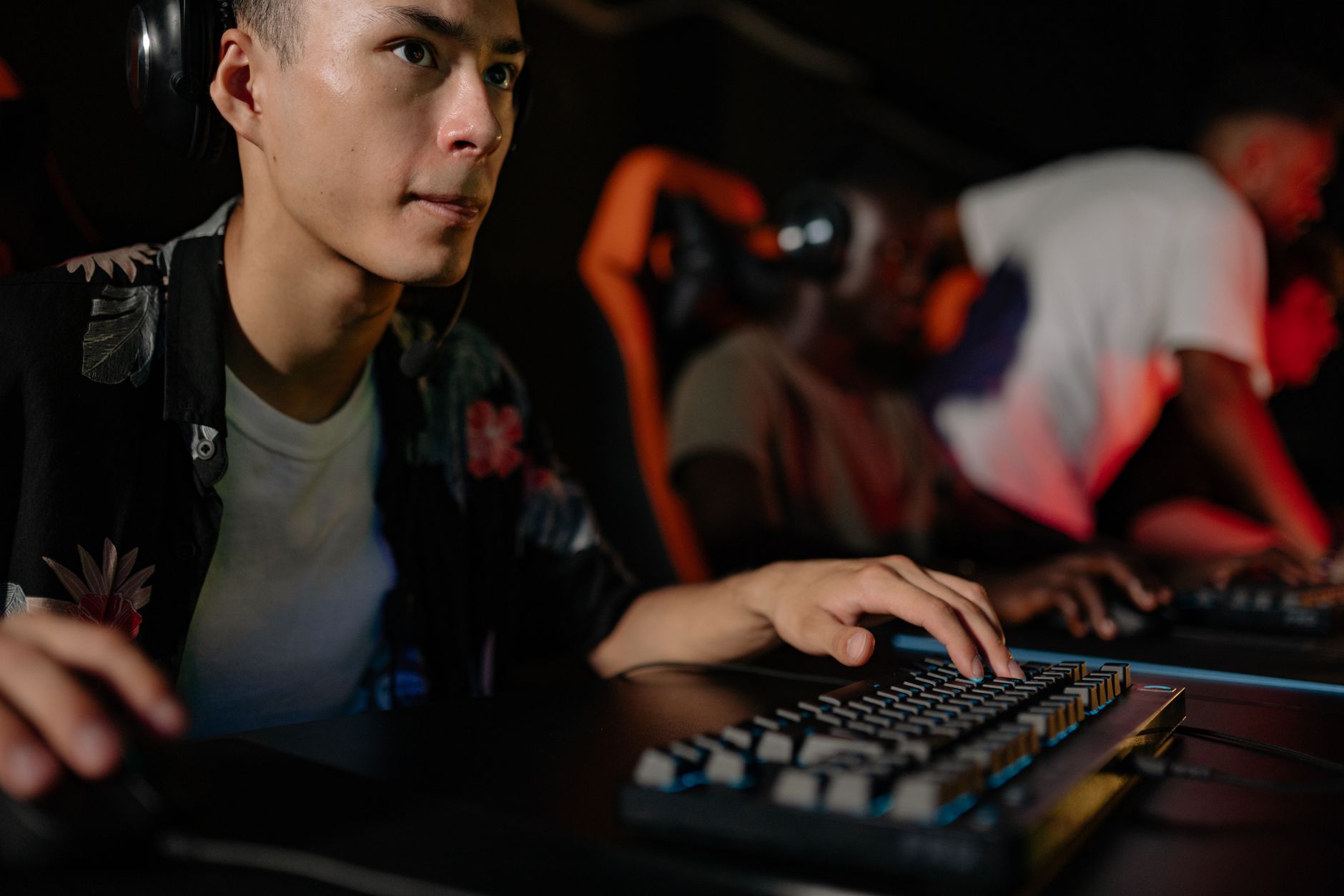 Sit Like a Pro: The Best Gaming Chairs for 2026 Revealed 3 Various modern gaming chairs arranged in a showroom.