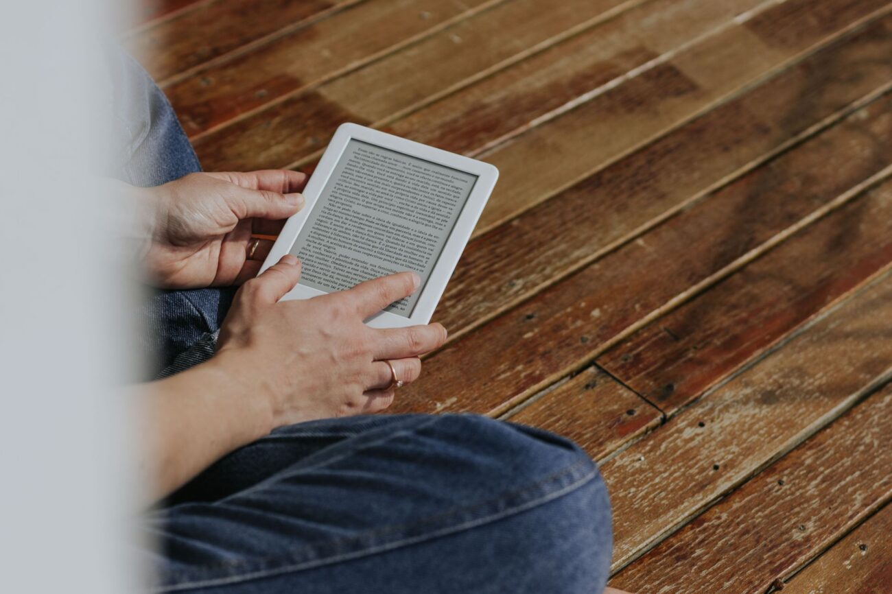 E-Reader vs Kindle: Which Device Fits Your Reading Style? 1 Side by side comparison of e-reader vs kindle on a wooden table