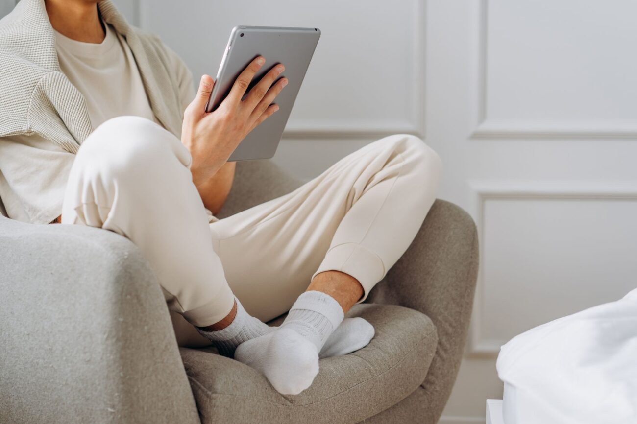 E-Reader vs. Tablet: Which Should You Buy? 1 A person comparing an e-reader vs. tablet side by side, highlighting the differences in screen technology.