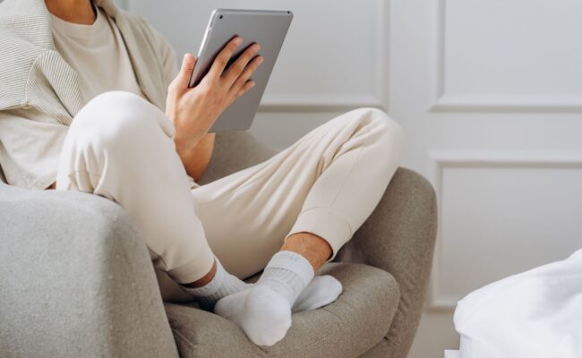 E-Reader vs. Tablet: Which Should You Buy? 1 A person comparing an e-reader vs. tablet side by side, highlighting the differences in screen technology.