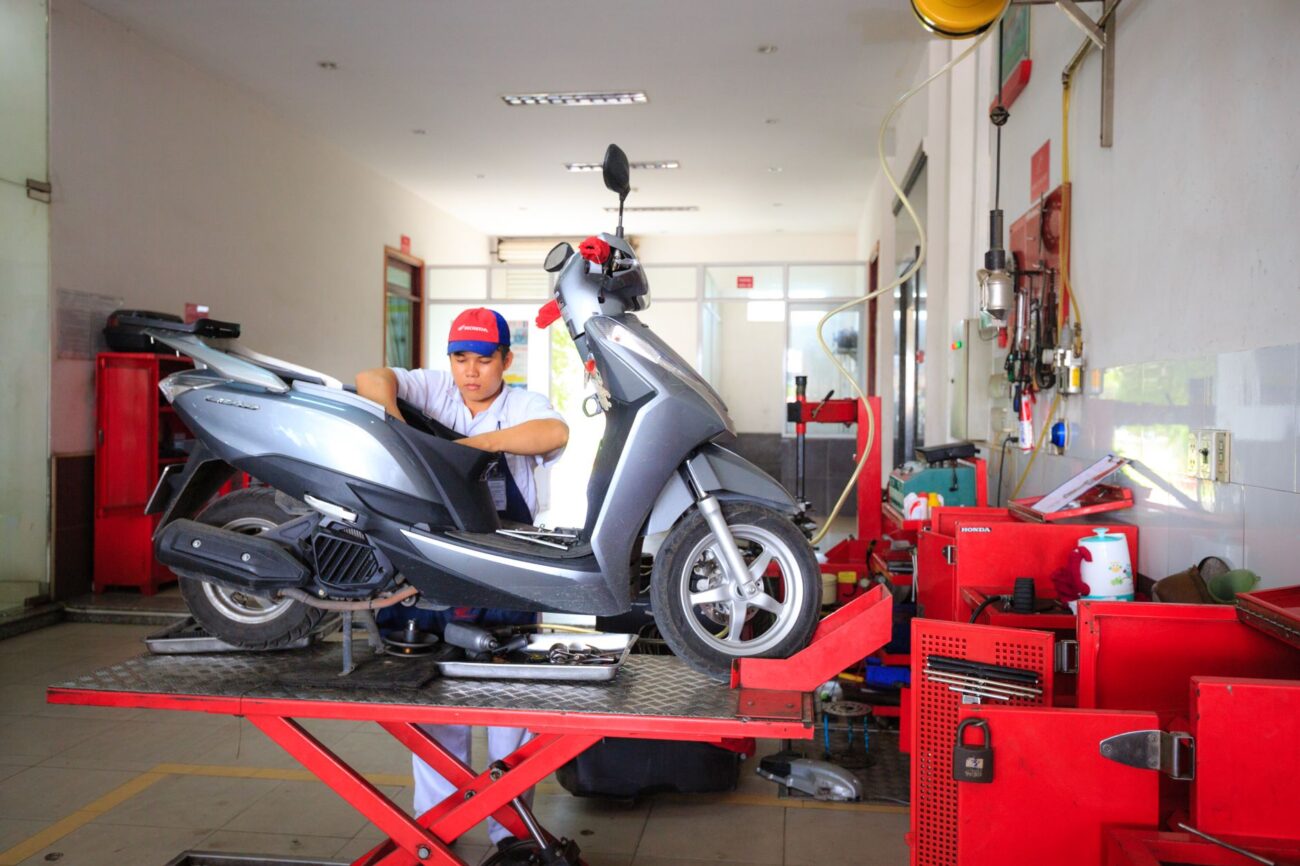 Why Is Your Electric Scooter Turning Off? Causes & Easy Fixes 1 Technician troubleshooting an electric scooter turning off issue