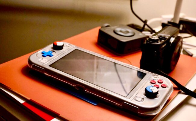 Handheld Gaming PC vs Laptop: Which Should You Buy for Portable Gaming? 1 A gamer enjoying a handheld gaming PC, comparing handheld gaming pc vs laptop.