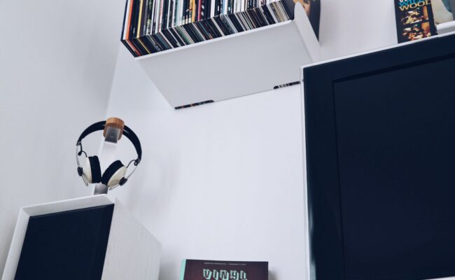 Soundbar vs. Home Theatre: Which Should You Buy for Your Perfect Audio Setup? 3 Soundbar vs home theatre setup in a modern living room