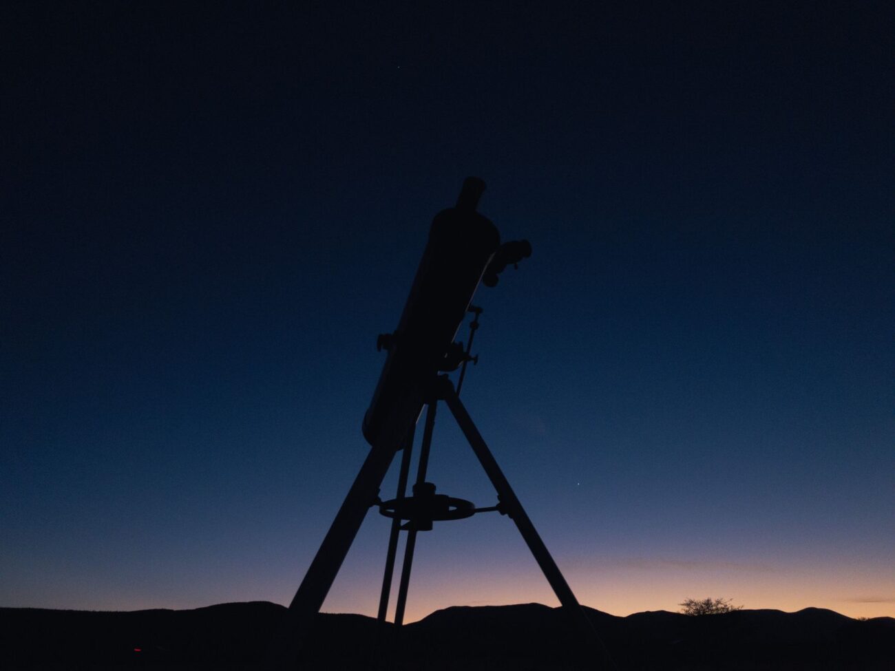 Telescope vs. Binoculars: Which Optics Should You Buy? 1 stargazing with telescope vs binoculars under night sky