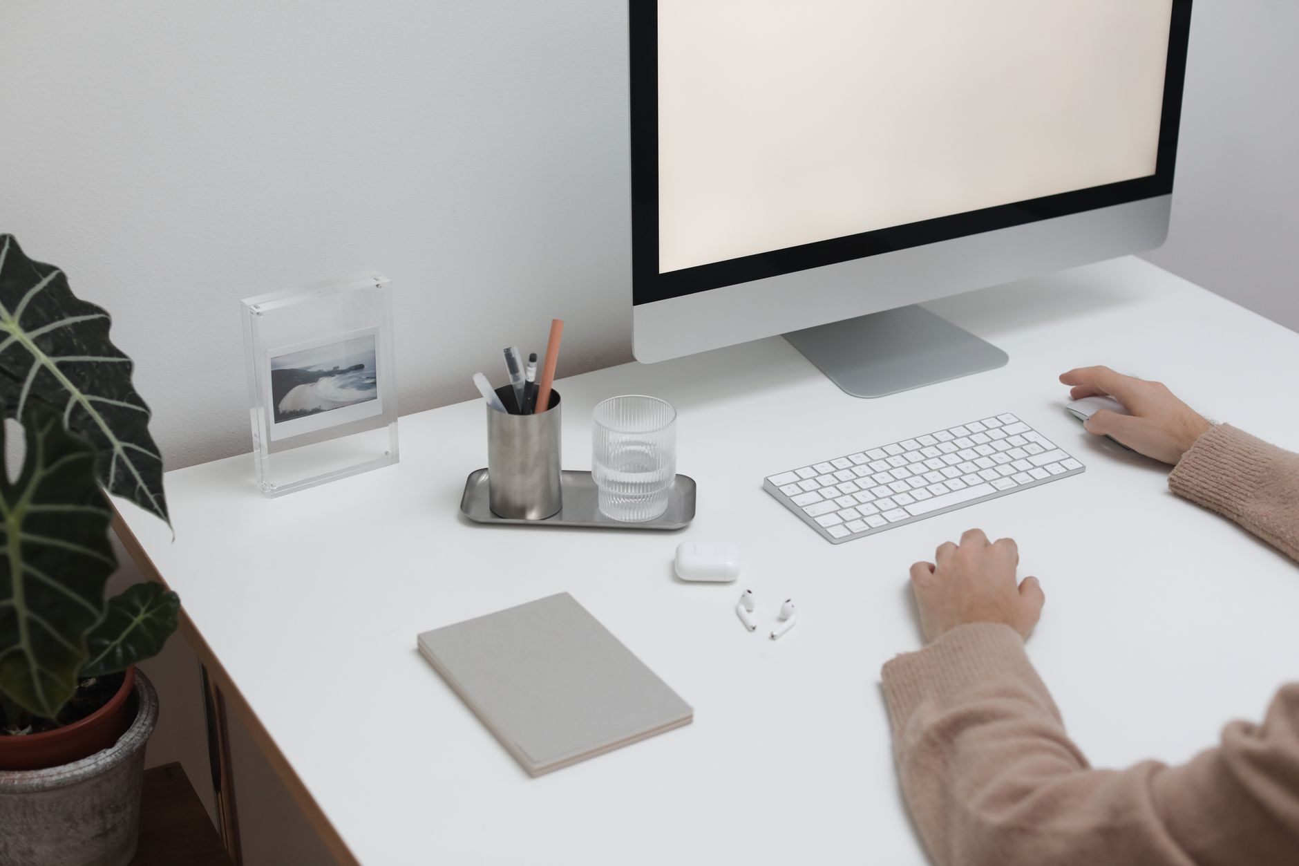The Best Wireless Chargers for iPhone in 2026: Fast & Reliable 4 Minimalist desk accessories with a wireless charging pad
