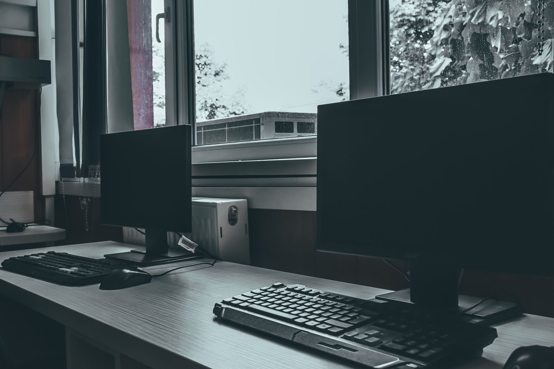 4K Monitor vs. 1440p Monitor: Which Should You Buy? 2 Comparing a 4k monitor vs. 1440p monitor setup on a modern desk