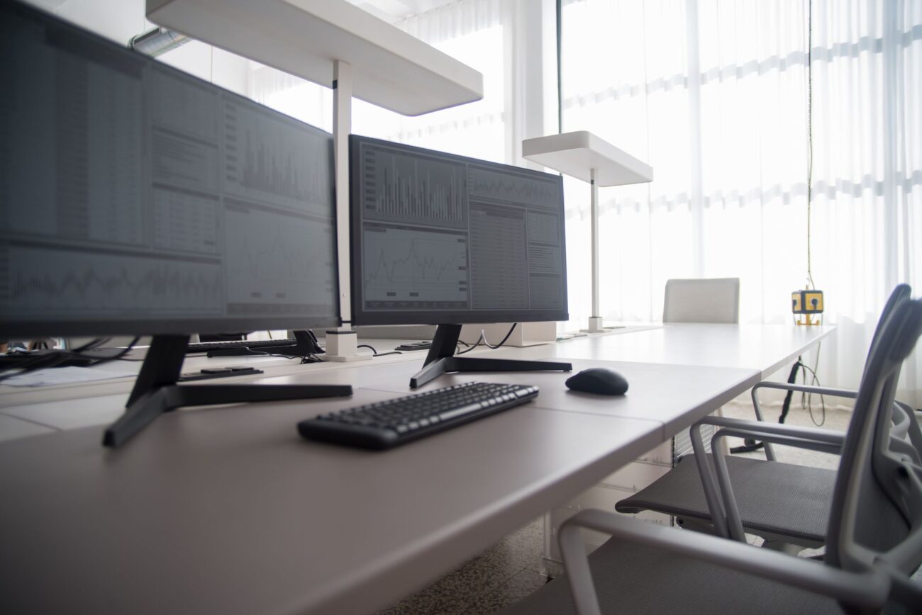 4K Monitor vs. 1440p Monitor: Which Should You Buy? 1 Comparing a 4k monitor vs. 1440p monitor setup on a modern desk