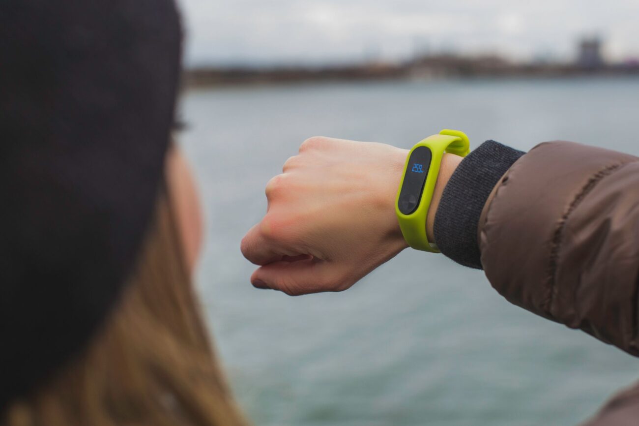 Fitness Tracker Not Tracking Steps? Here Is How to Fix It 1 Hands adjusting a wristband when a fitness tracker not tracking steps occurs
