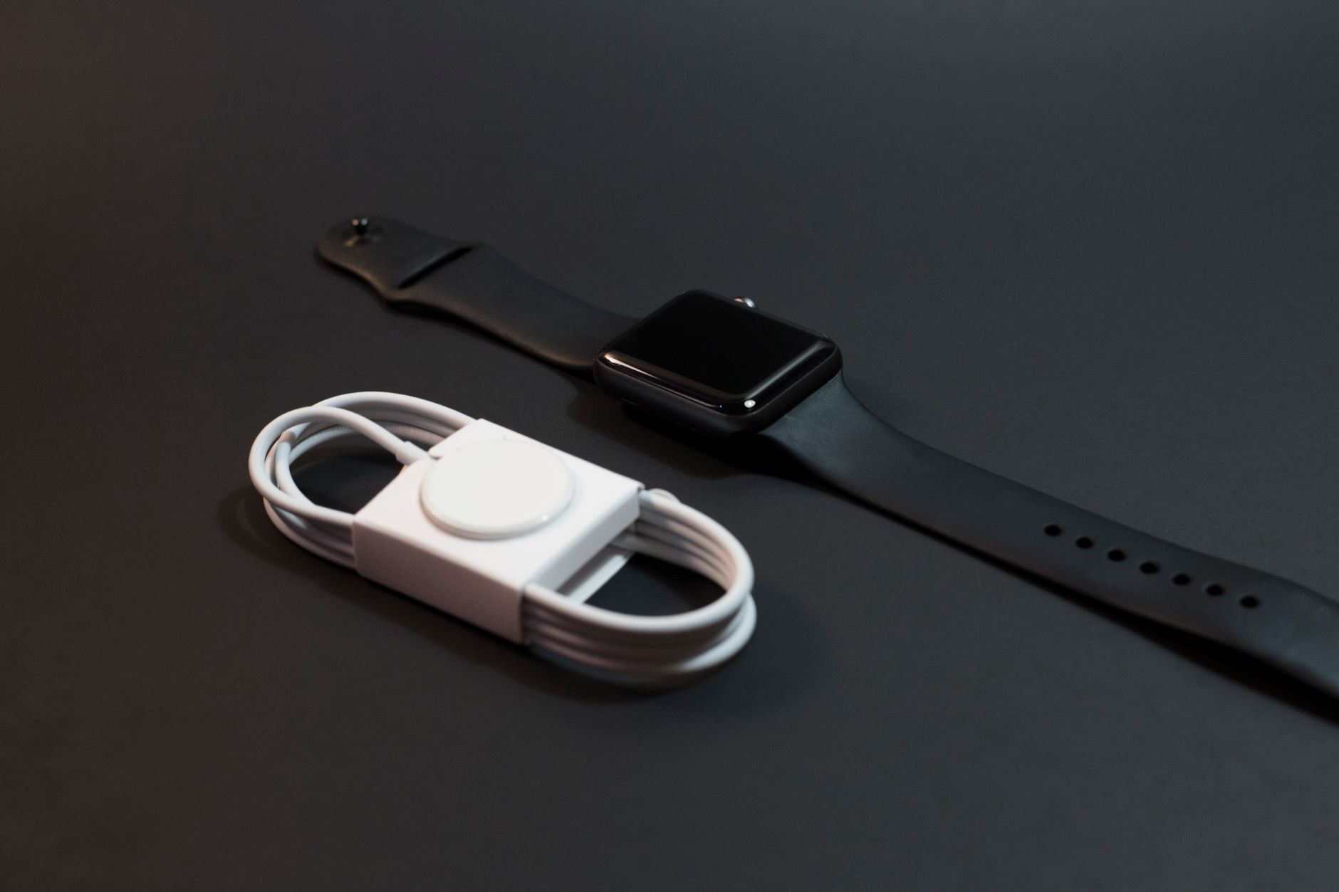 How to Fix a Smartwatch That Won't Charge: A Complete Guide 2 A smartwatch on a wireless charging pad, illustrating how to fix smartwatch charging problems.