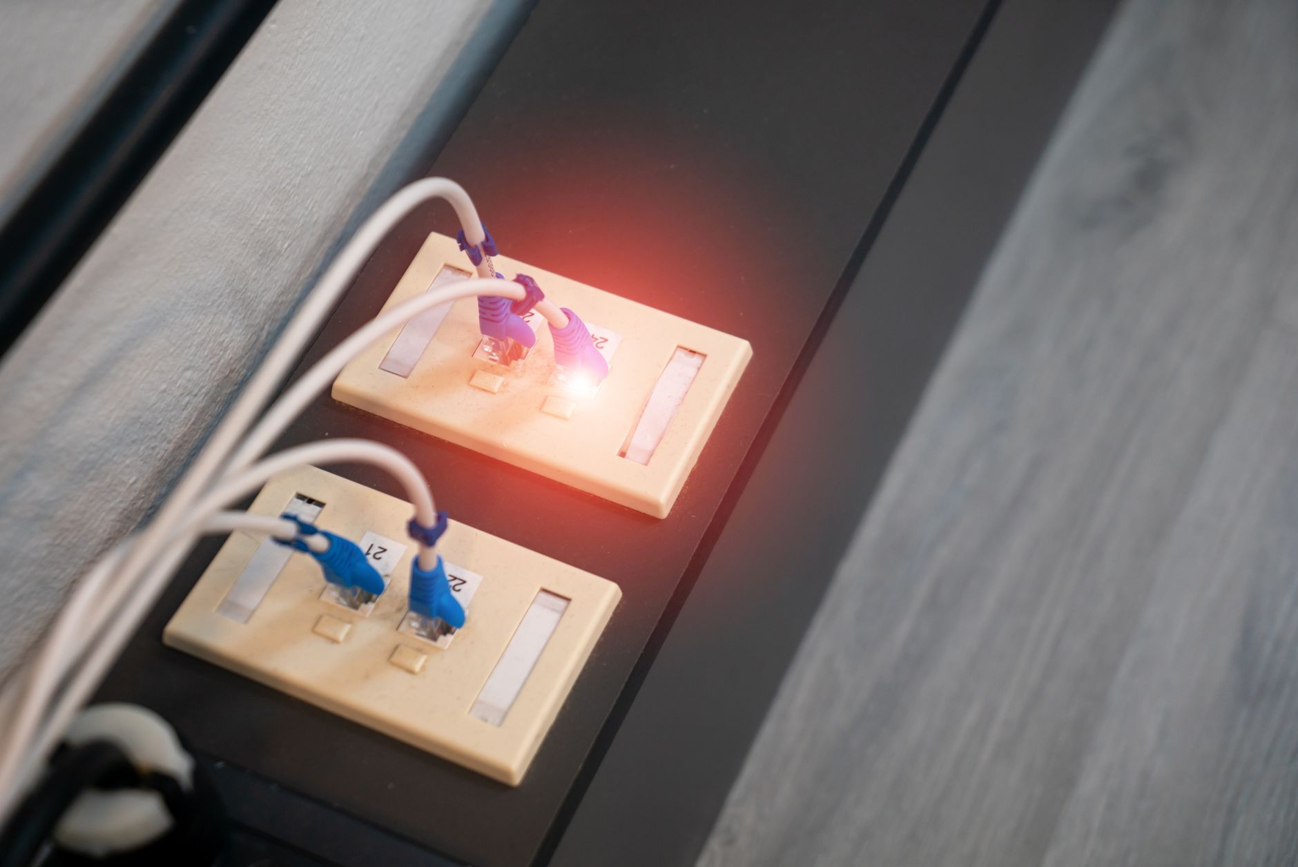 Mesh WiFi System vs WiFi Extender: Which Should You Buy? 3 Seamless internet connection throughout a home.