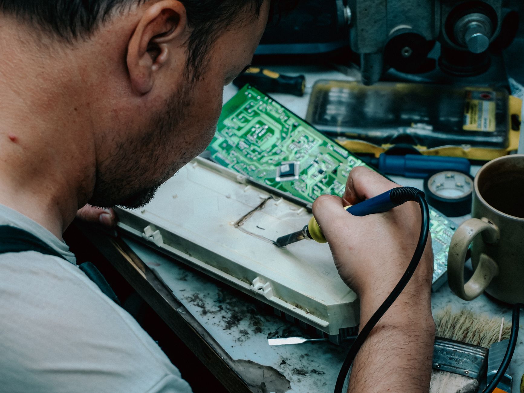 How to Repair a Smartwatch Display or Screen: A Comprehensive Guide 2 A technician using precision tools for smartwatch screen repair