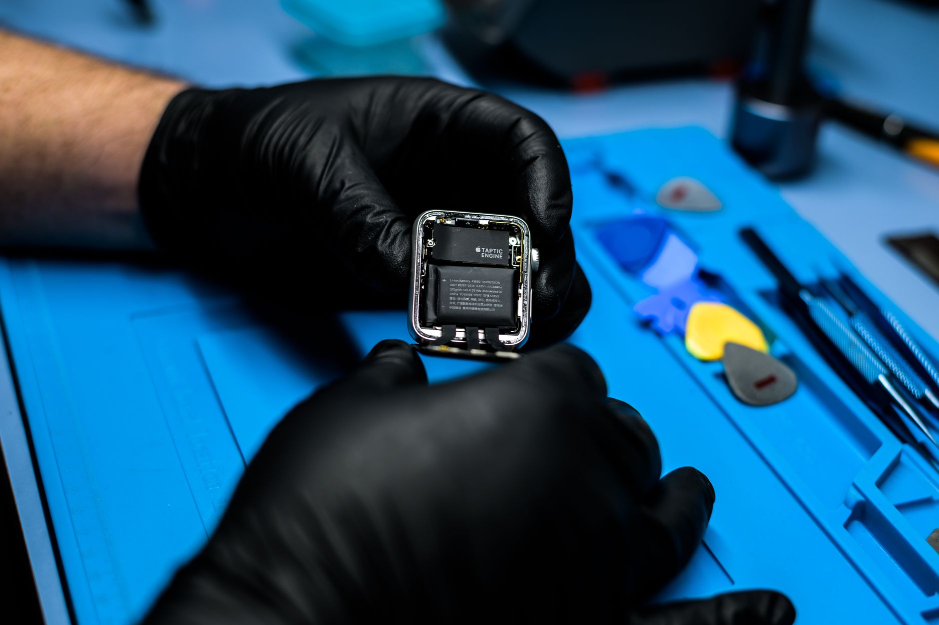 How to Repair a Smartwatch Display or Screen: A Comprehensive Guide 3 Disassembled smartwatch showing internal components