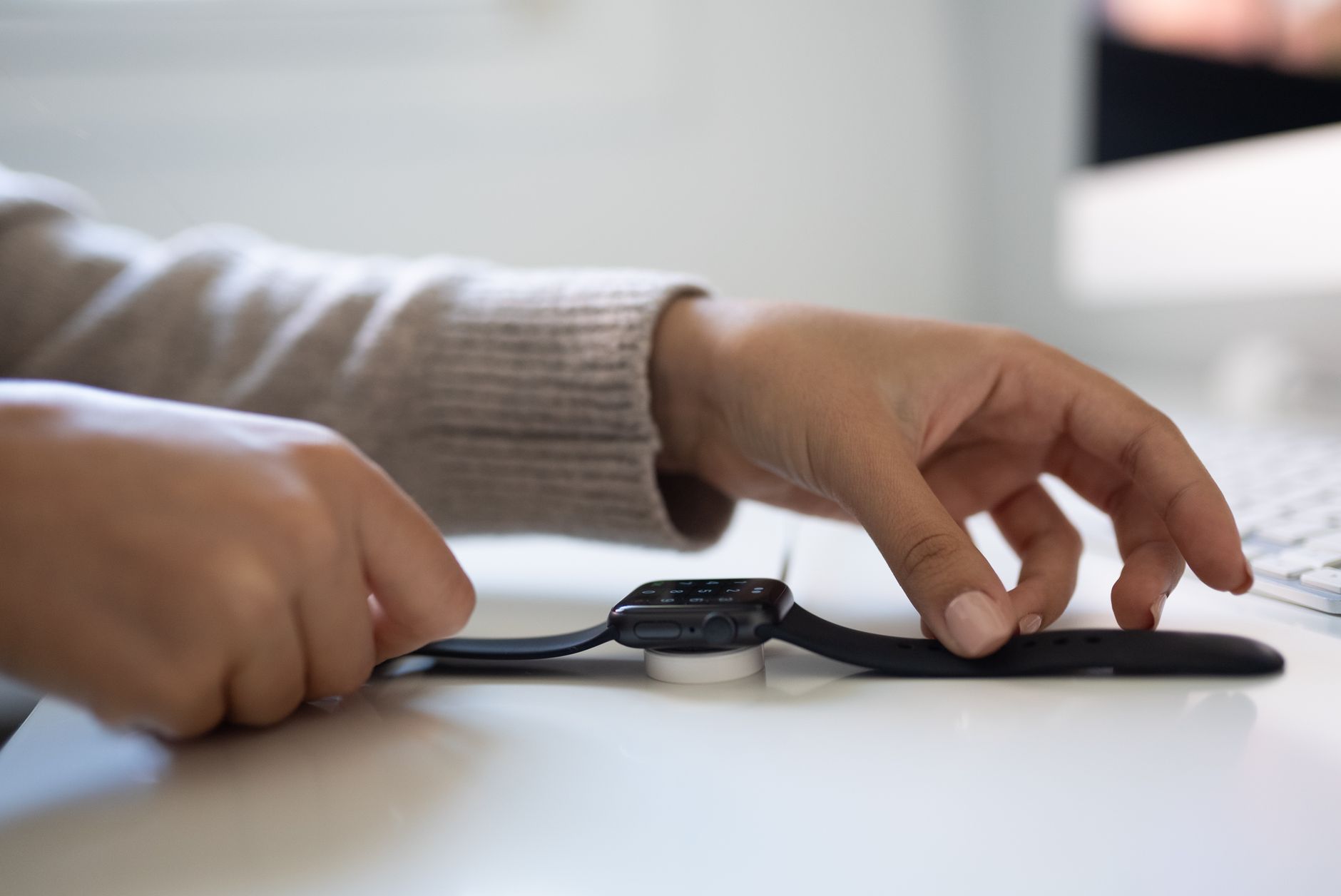 How to Fix When a Smartwatch Won't Charge: Complete Guide 2 Troubleshooting when a smartwatch won't charge on its dock