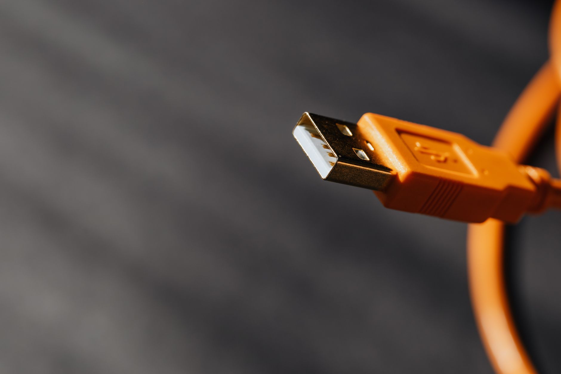 Close up of USB-C cable connection to diagnose docking station disconnecting issues