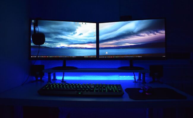Portable Monitor vs Desktop Monitor: Which Should You Buy in 2026? 1 portable monitor vs desktop monitor side by side on desk