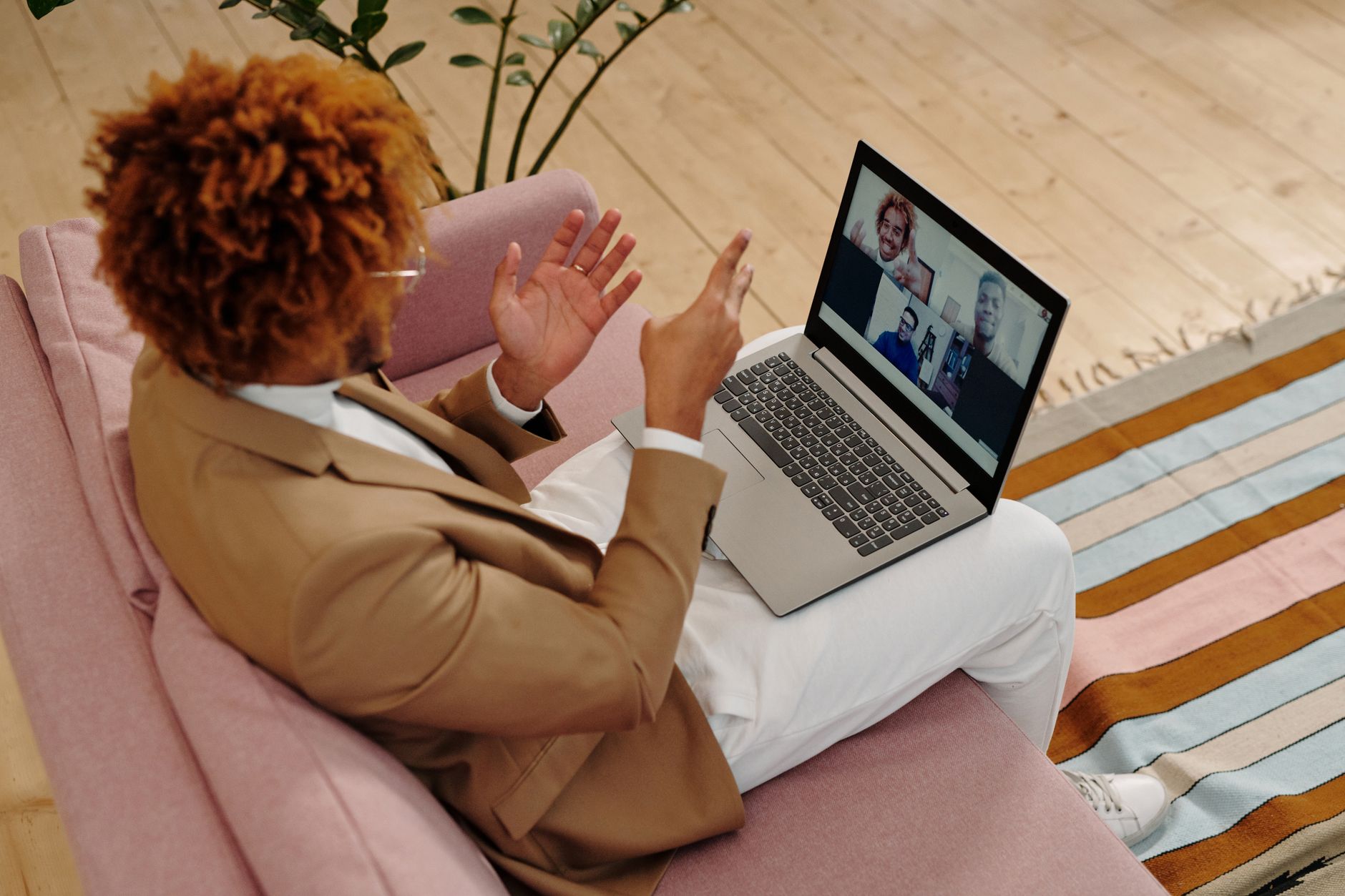 Logitech C920 vs Laptop Webcam: Which Should You Buy? 3 person using laptop built-in camera for video meeting